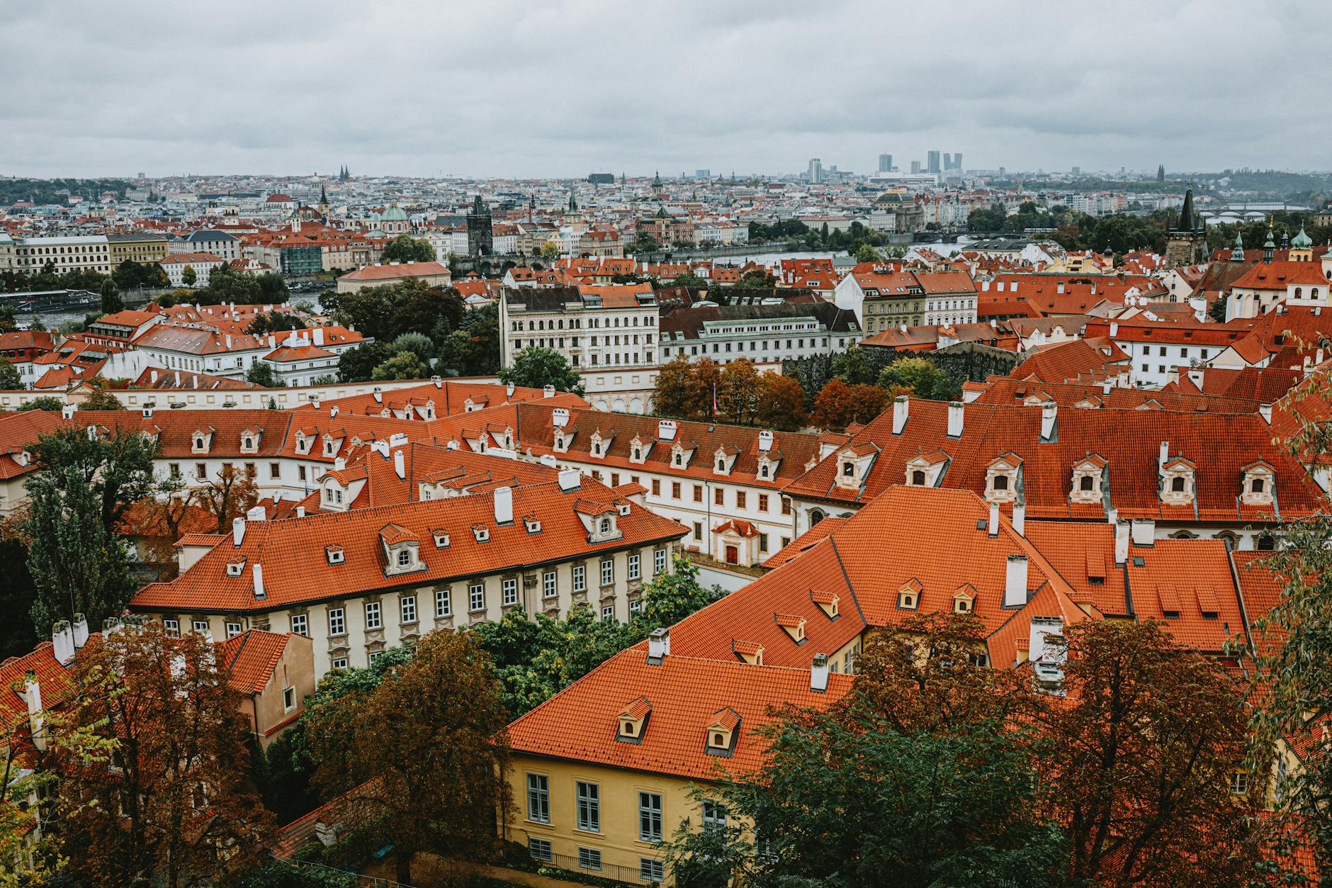 Czerwone dachy Pragi oglądane z góry podczas miejskiego weekendu