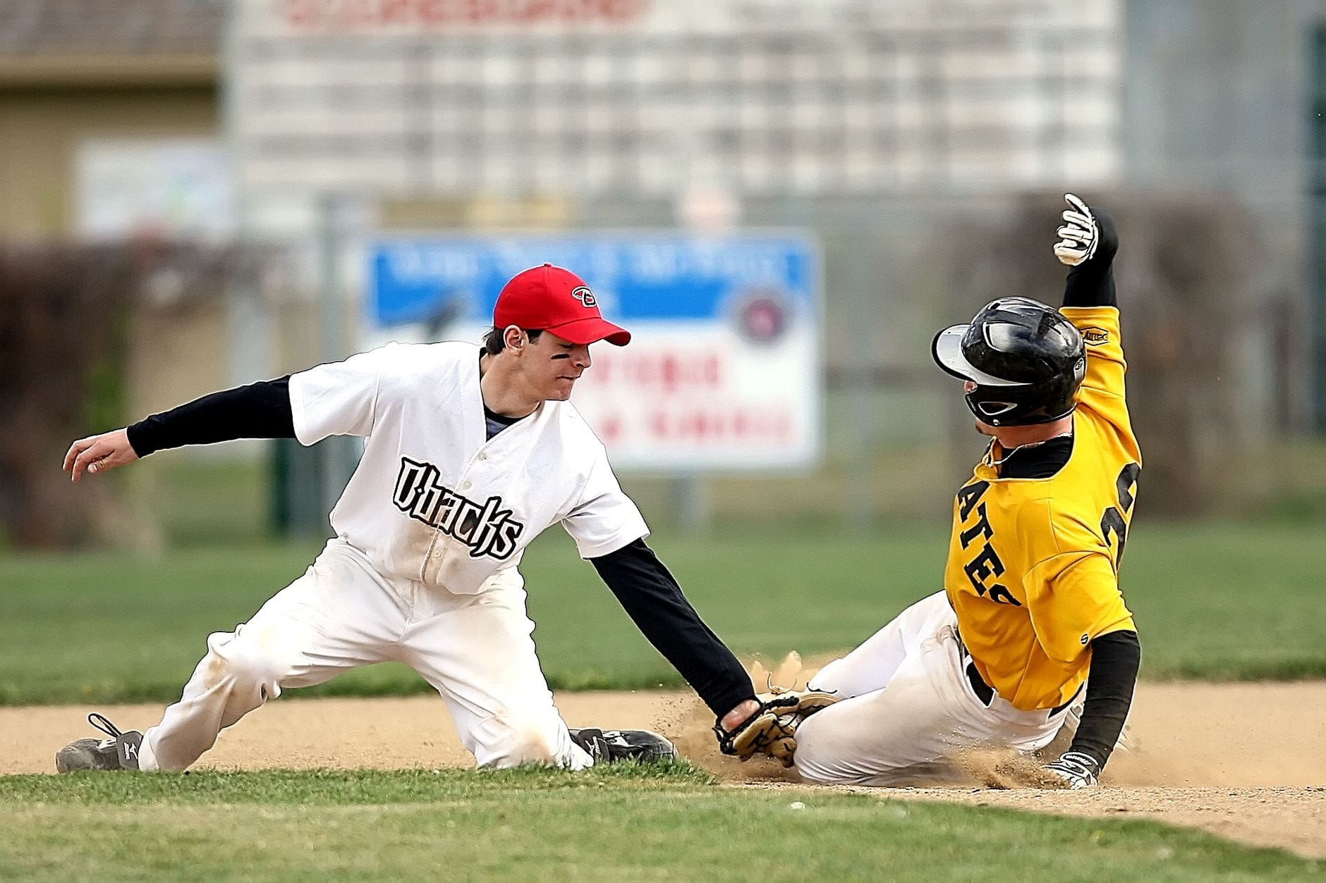 Dwaj baseballiści w akcji podczas meczu na otwartym boisku