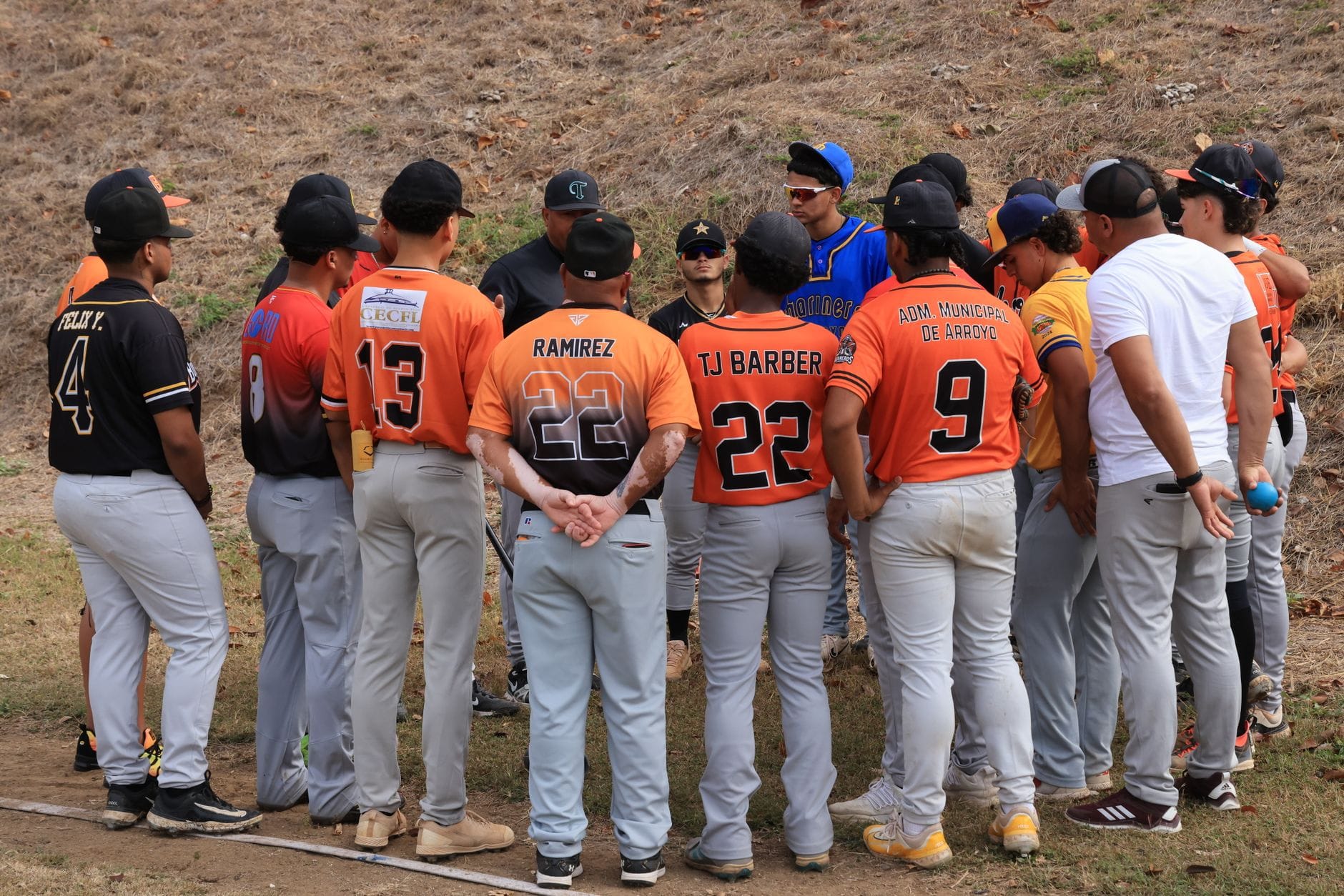 Młodzieżowa drużyna baseballowa naradza się podczas meczu