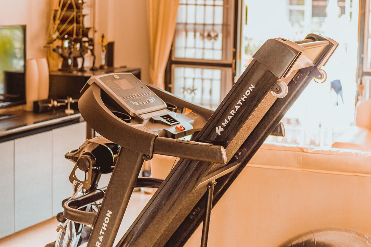 Jaka bieżnia elektryczna do domu będzie najlepsza? Poradnik i ranking: bieżnia domowa vs bieżnia mechaniczna