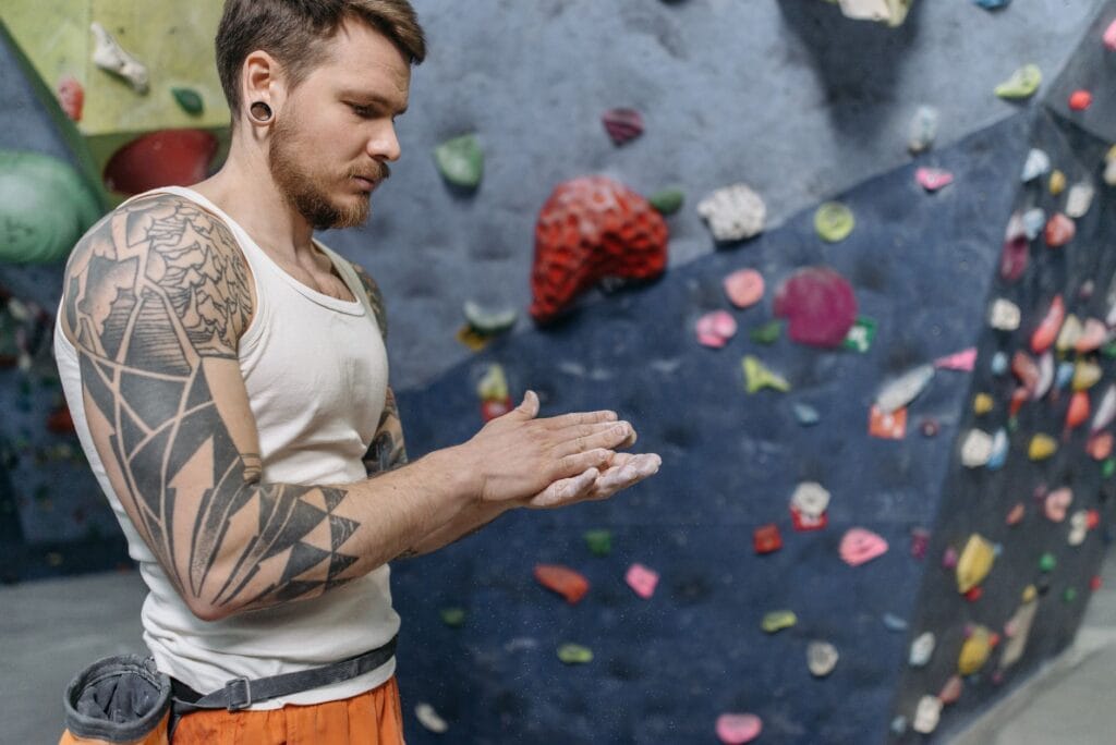 Trening mięśni antagonistycznych: 5 ćwiczeń chroniących barki i łokcie wspinacza